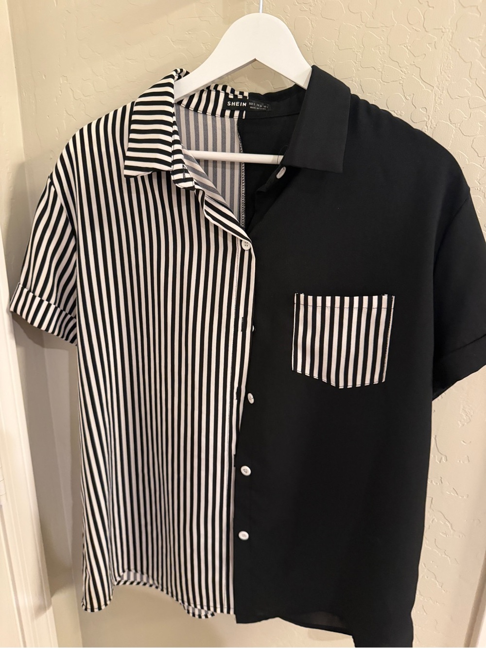 Black & White Striped Short Sleeve Shirt - Small
